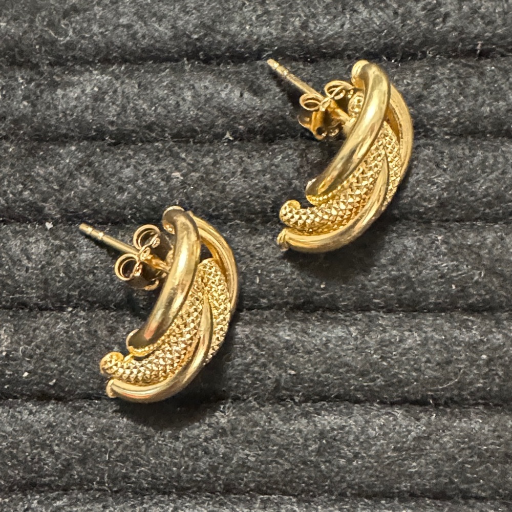 18K Saudi Gold Earrings 1.3 Grams - Picture 3 of 7